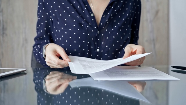 書類に目を通す女性