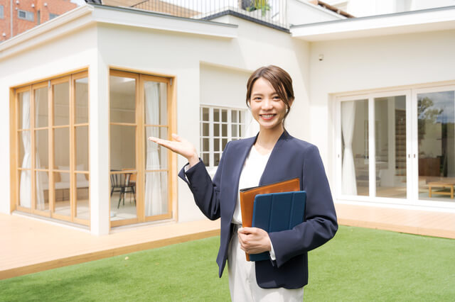 注文住宅を紹介する女性