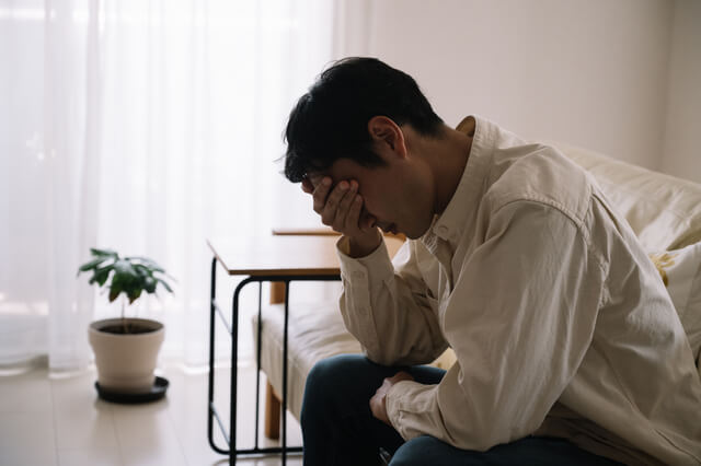 落ち込む男性