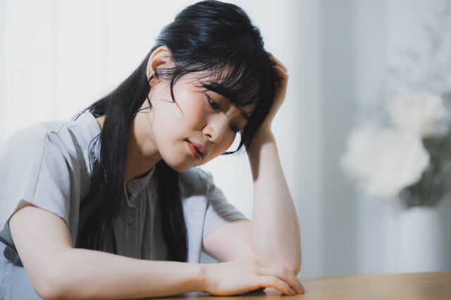 悩む女性