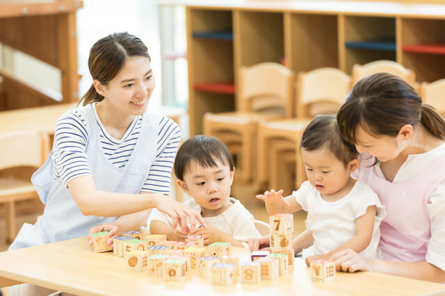 子供の面倒を見る女性2人