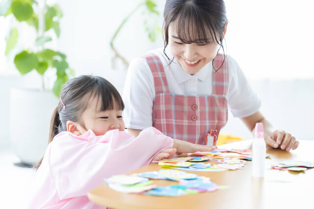 子どもと遊ぶ女性