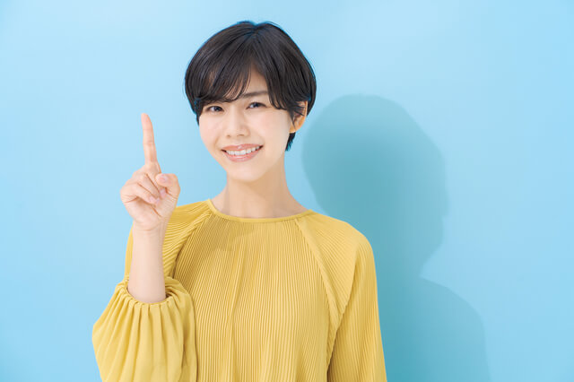 指を建てる女性