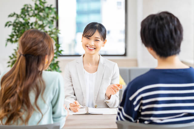 補助金について説明するスーツ姿の女性