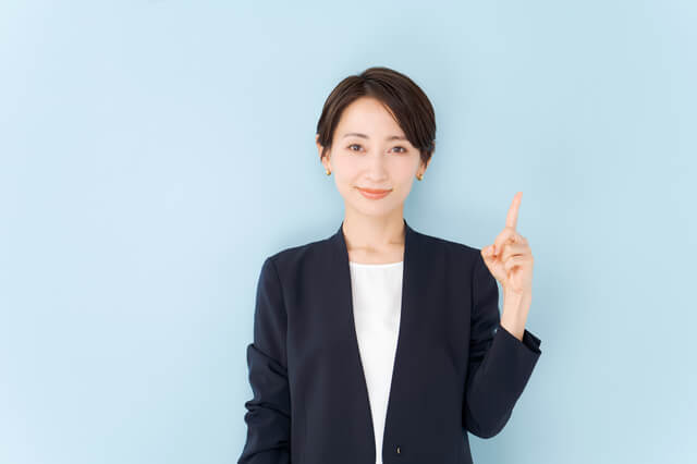 指を建ててポイントを伝える女性