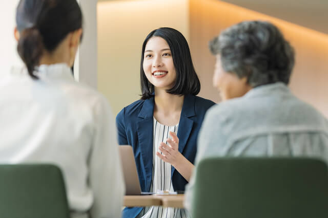 補助金について説明する女性