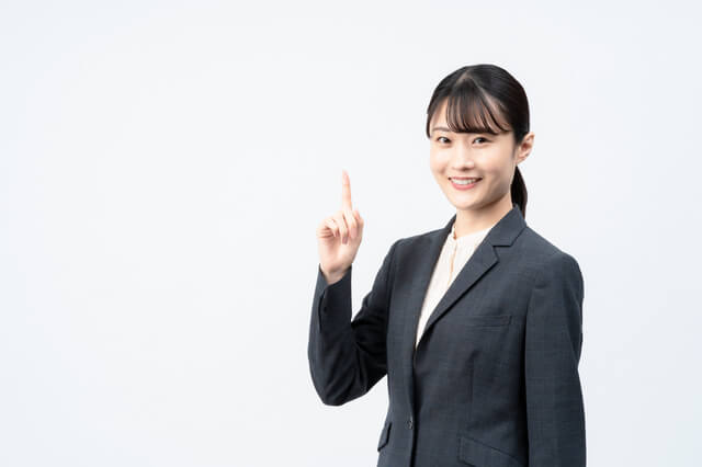 指を建てるスーツ姿の女性