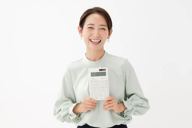 電卓を持つ笑顔の女性