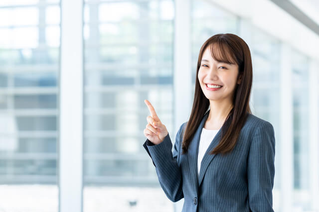指を立てる女性