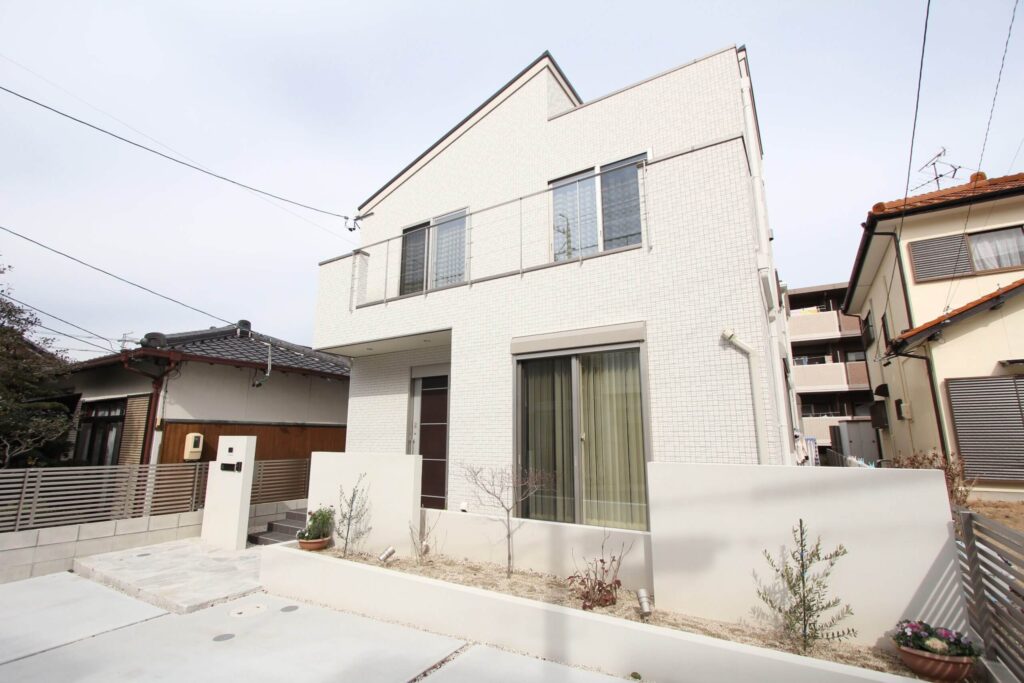 白を基調とした二世帯住宅