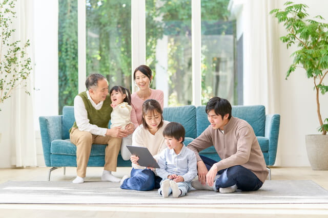 二世帯住宅で寛ぐ家族