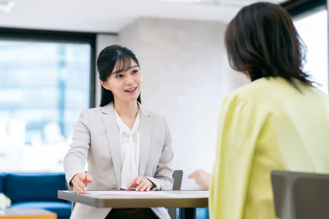 相談に乗る女性