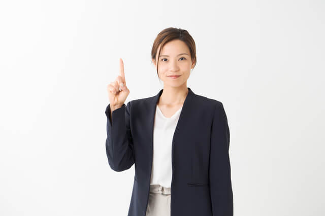指をさす女性