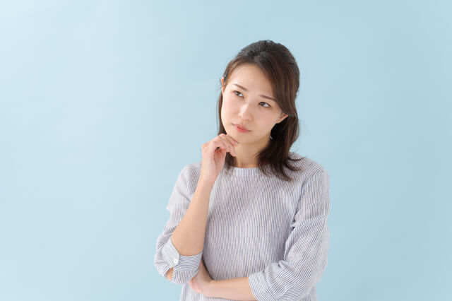 悩む女性