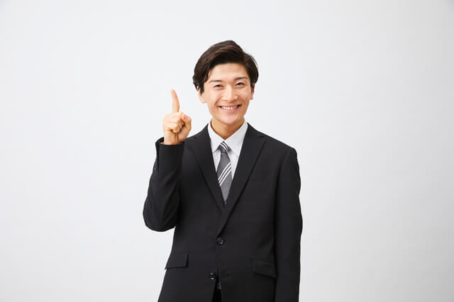 スーツ姿の男性