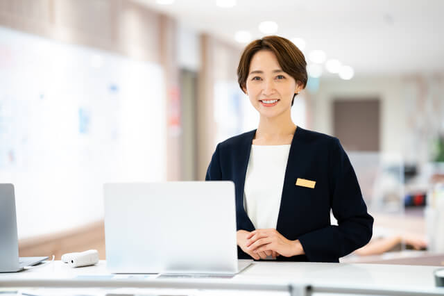 受付の女性