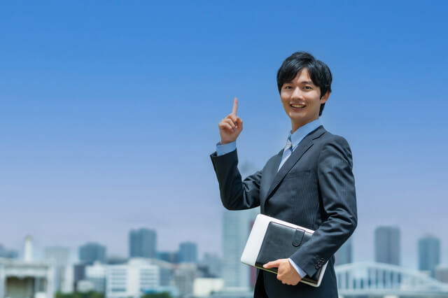 スーツ姿のビジネスマン