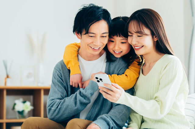 スマホを見る家族