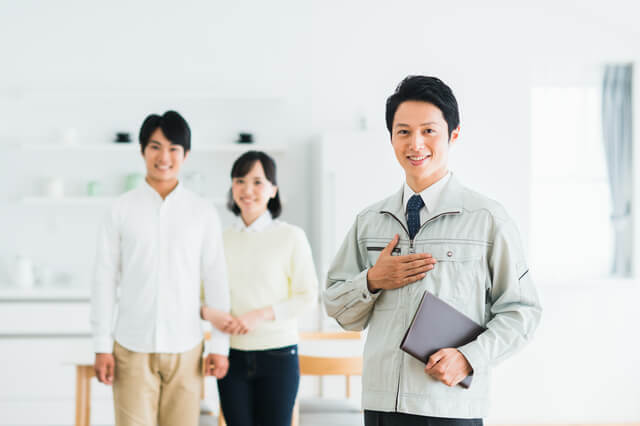 作業服姿の男性と夫婦