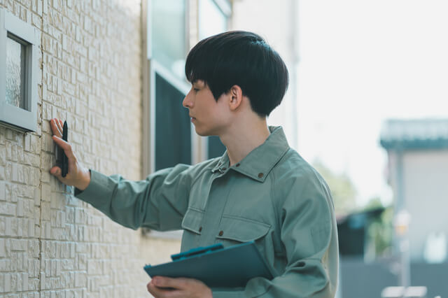 作業服姿の男性