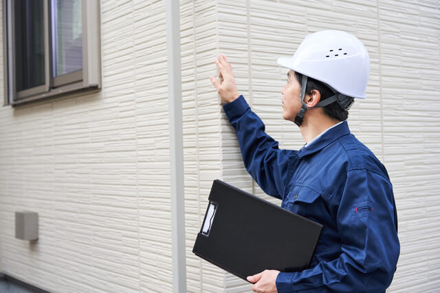 ヘルメットをかぶった男性