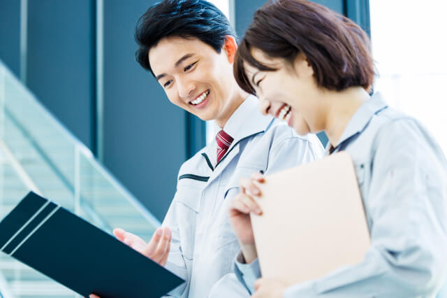 笑顔で話す男性と女性