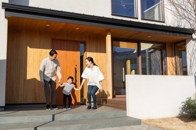 若いファミリーと注文住宅