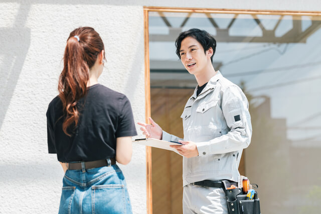 施主と話す施工会社の社員