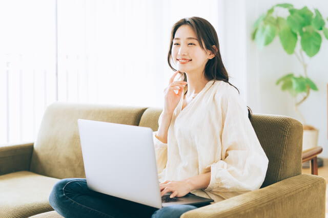 パソコンを操作する女性