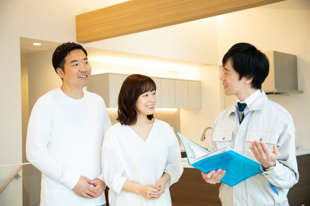 説明を受ける夫婦