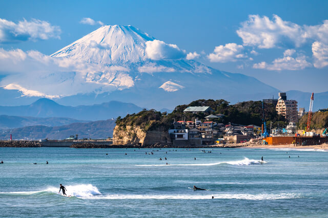 神奈川県の相模湾に浮かぶ富士山・湘南海岸の風景