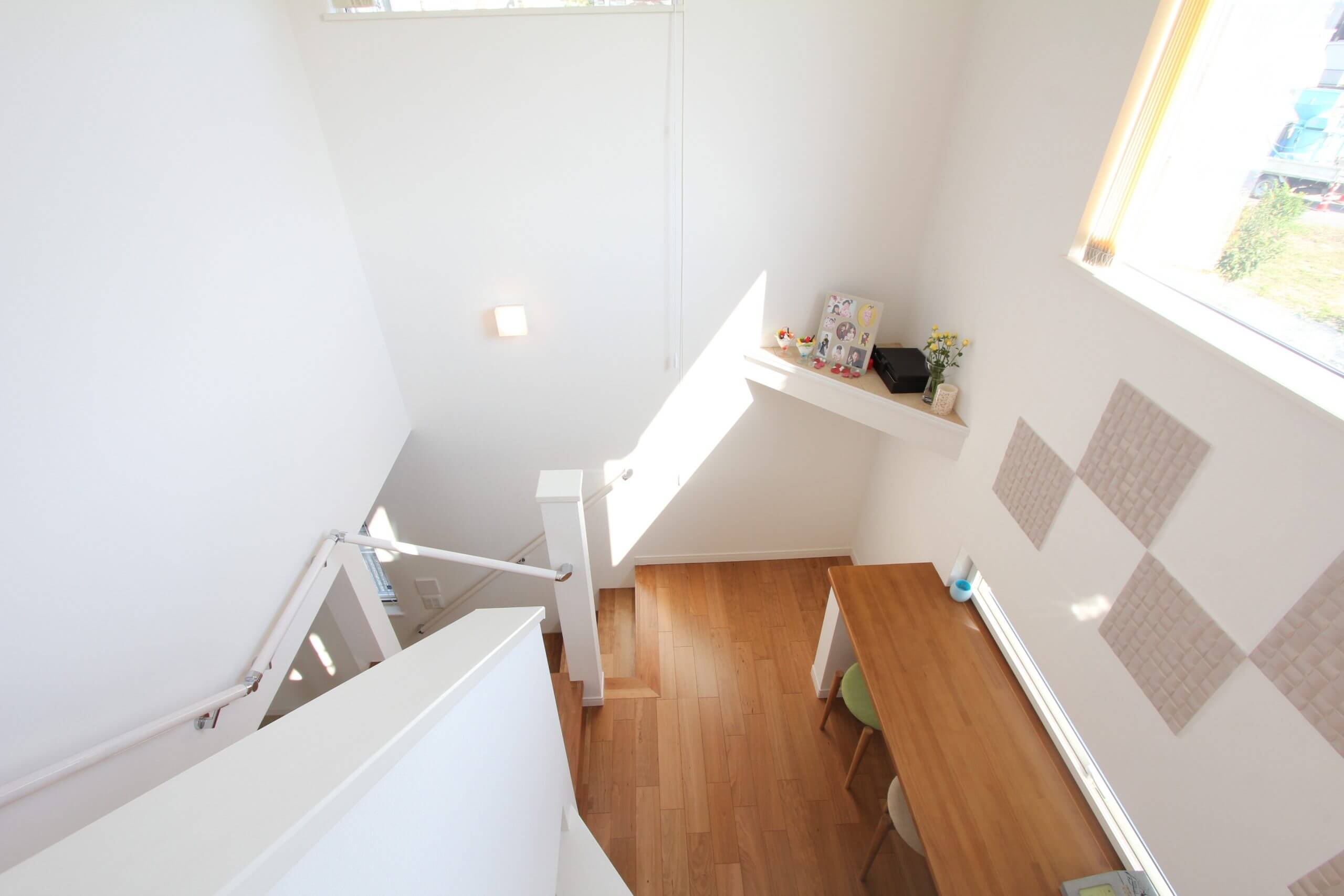 吹き抜けの階段と中二階にある趣味スペース