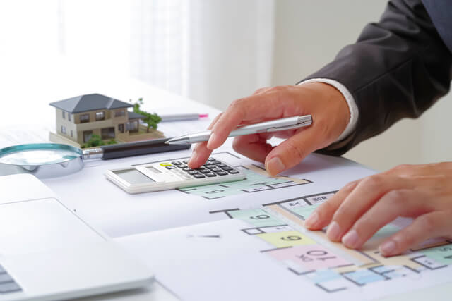 電卓で計算する男性