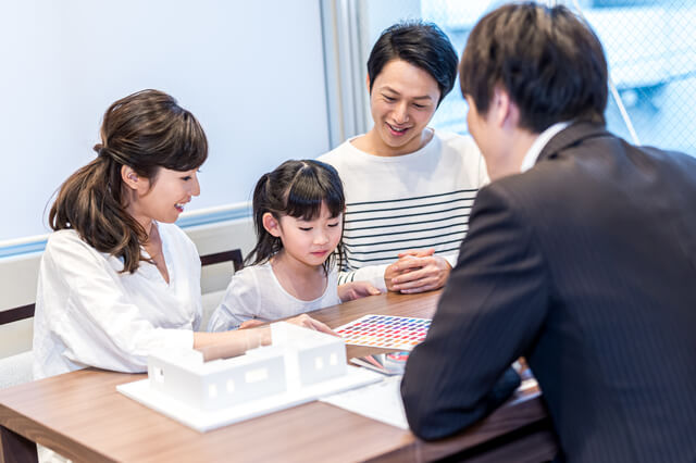 家の購入を相談する家族