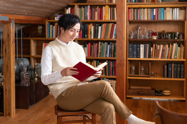 趣味部屋で読書を楽しむ男性