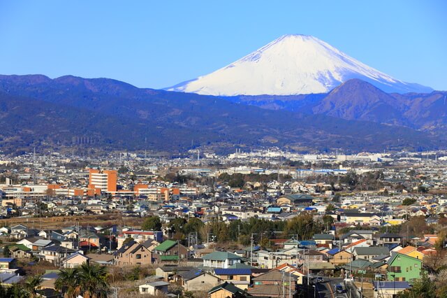 小田原市の街並みと富士山