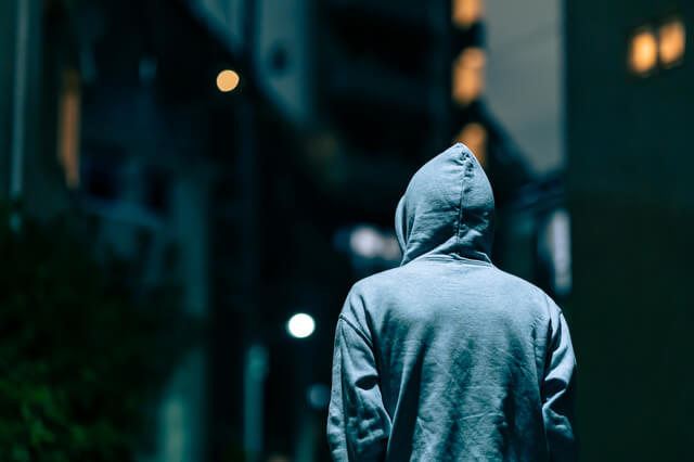 夜道を歩く空き巣