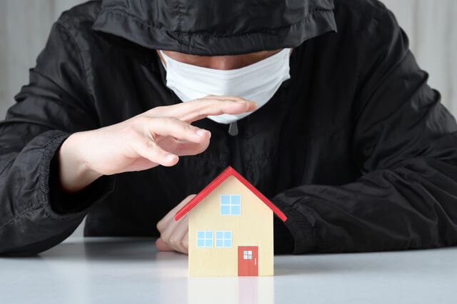 家の模型と強盗