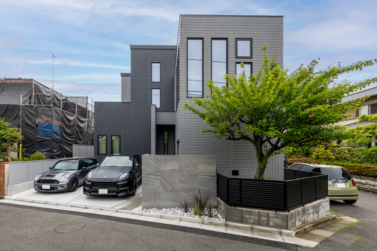 傾斜地に建てられた注文住宅