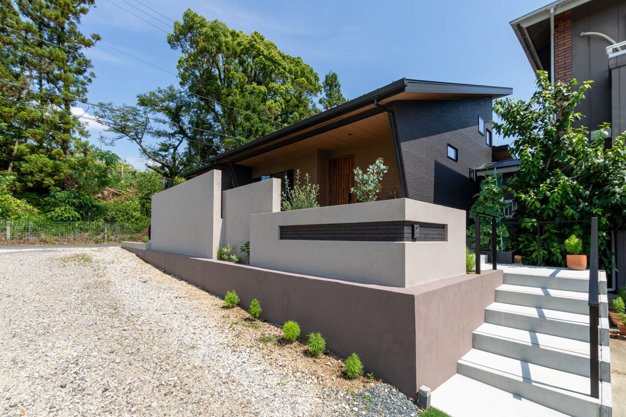 自然豊かな傾斜地に建てられた住宅