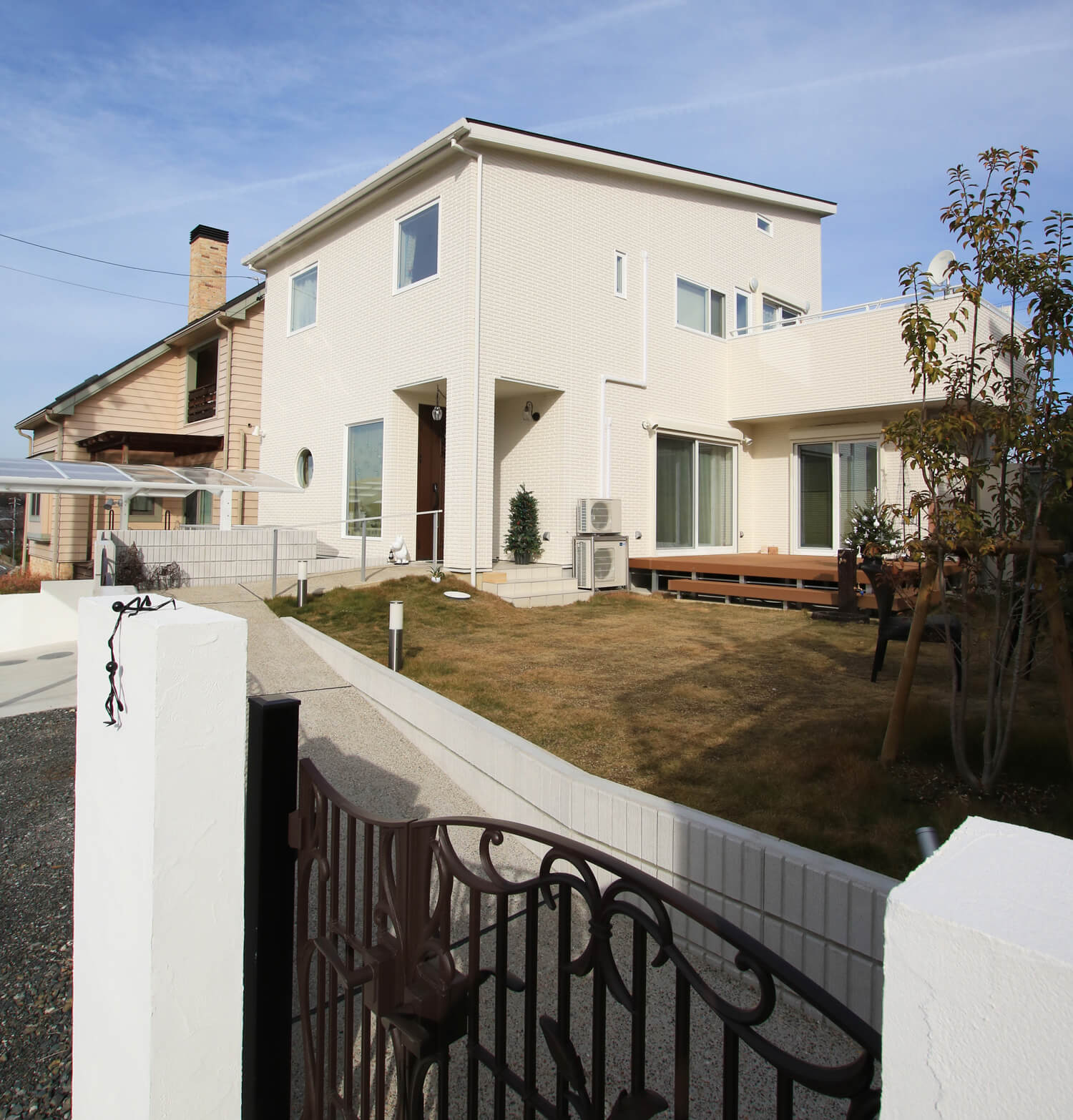 傾斜地に建築された注文住宅