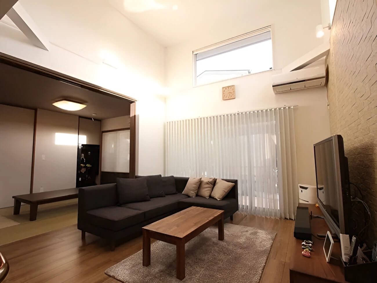 吹き抜けから日差しが入る温かいLDK