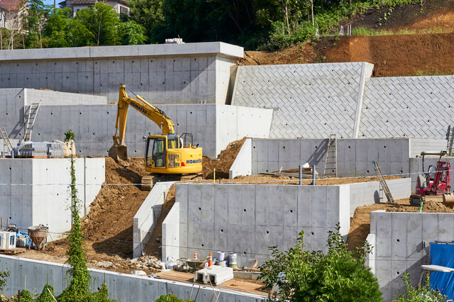 傾斜地の工事現場
