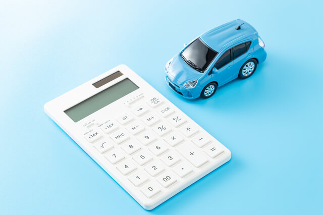 電卓と青い車