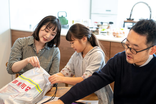 防災対策をしている家族