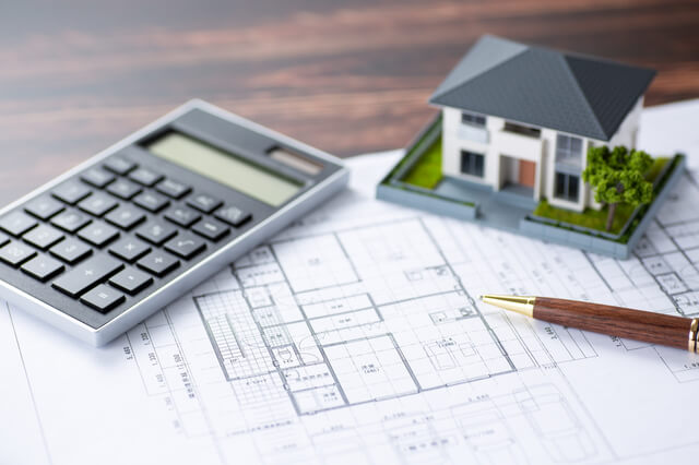 家の模型と電卓