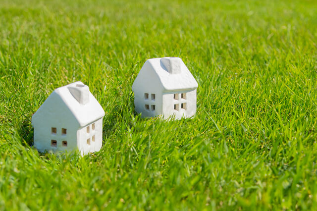 白い家の模型2つ