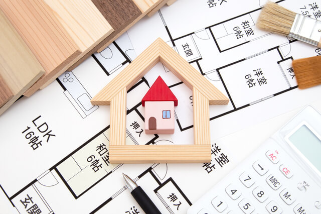 家の模型と間取り