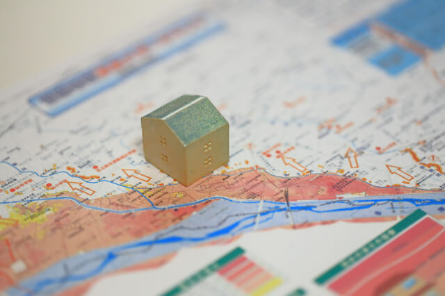 家の模型とハザードマップ