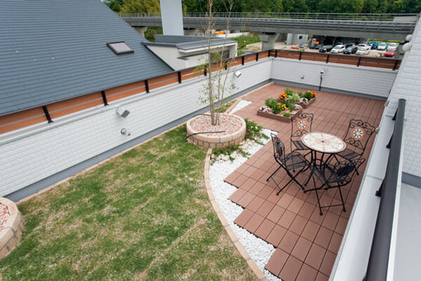 【東京の屋上庭園】おしゃれな施工事例や注文住宅を建てるときのポイントを解説